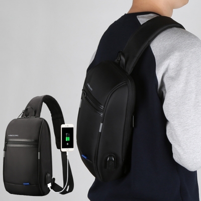 《KINGSONS》時尚學院風外接USB電源減壓防盜防震10吋筆記型電腦單肩斜背包