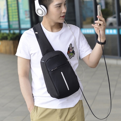 《JMALL》時尚簡約外接USB防盜單肩包/斜背包/胸包